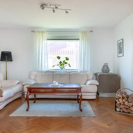 White & Bright Room In A Shared Apartment Göteborg Extérieur photo