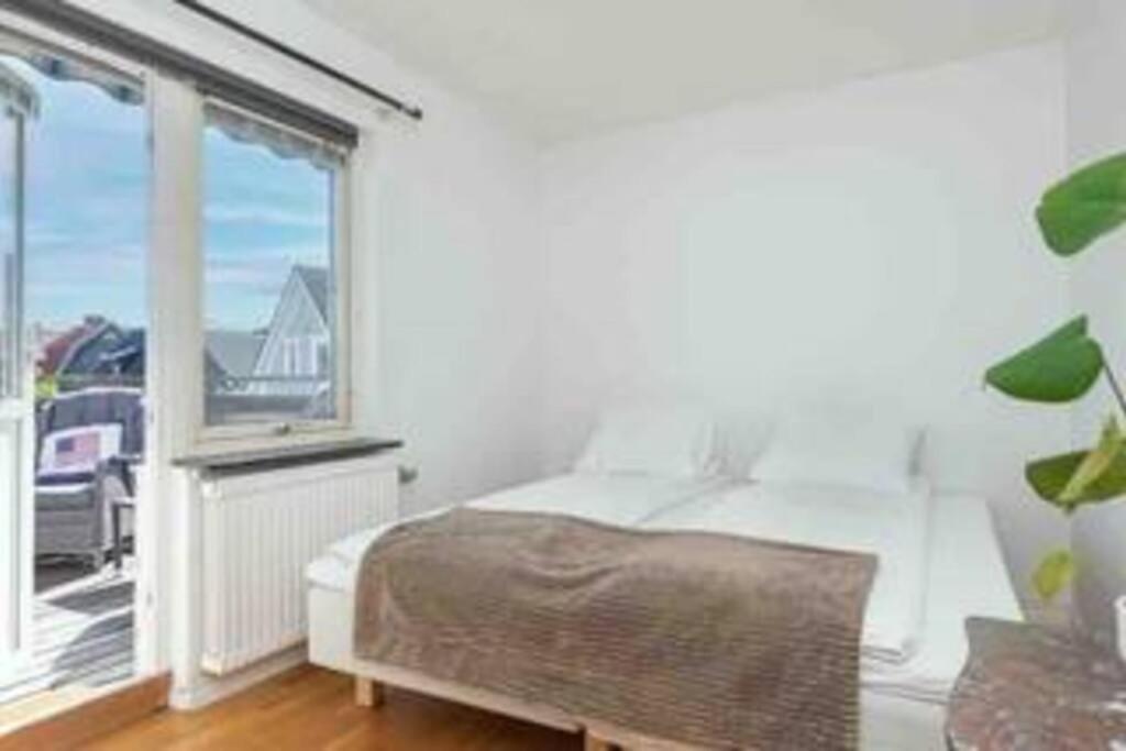 White & Bright Room In A Shared Apartment Göteborg Extérieur photo